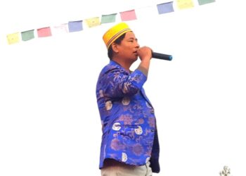 जब हिरा दोङ्ग आफ्ना गीत सुनाउन मञ्चमा देखा परे