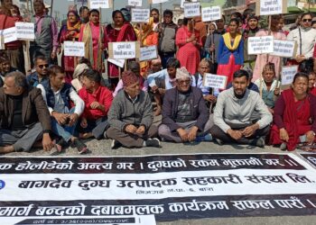 दुग्ध उत्पादक सहकारी संघ बाराद्वारा दुई घण्टा पूर्व पश्चिम राजमार्ग अवरुद्ध