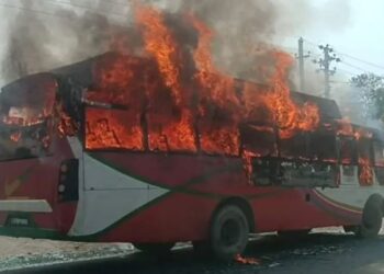 बसको ठक्करले साइकल यात्री घाइते हुँदा स्थानीयद्वारा बसमा आगजनी गरे