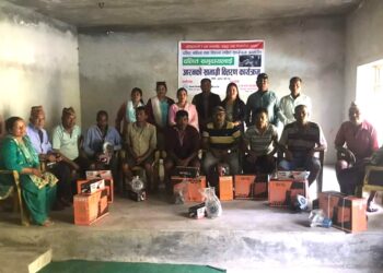 वडा कार्यालयको सहयोगमा दलितलाई आरन-सामग्री वितरण