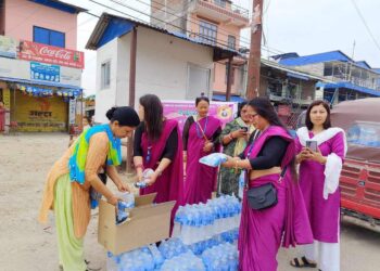 मेचिमहाकाली बुहारी संयुक्त आवाजद्वारा पानी र विस्कुट वितरण