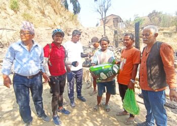 सामाजिक अभियन्ता अजय कुमरको नेतृत्वमा निजगढ-१३ का अग्नि पिडितलाई खाध्यन्न सहयोग