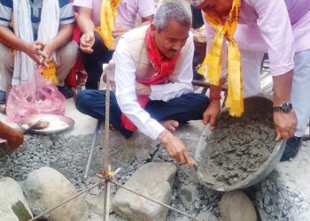 पुर्व मन्त्री चौधरीद्वारा खानेपानी ट्याङ्कीको शिलान्यास