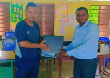 बकैय- १ का वडा अध्यक्ष तितुङ्गद्वारा २ विद्यालयलाई कम्प्युटर र प्रिन्टर वितरण