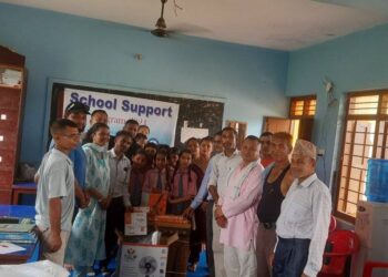 साथी नेपालका अध्यक्ष सापकोटाद्वारा विद्यालयलाई पंखा वितरण