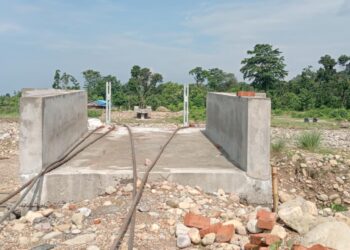 धनसार खोलाको दुई जिल्ला जोडिने झुलङ्गे पुलको निर्माण रोकिदा सर्वसाधारणलाई सास्ती