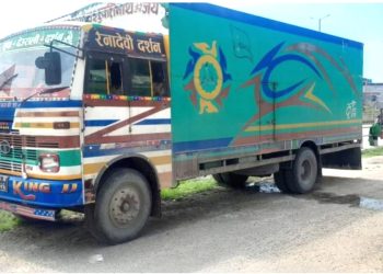 ३ ट्रक सहित १ करोड २९ लाख बराबरको सामग्री प्रहरीको नियन्त्रणमा