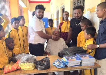 युवा समाजसेवी यादवले आफ्नो जन्मदिनको अवसरमा अनाथ बालबालिकालाई शैक्षिक सामग्री सहयाेग