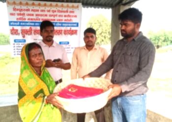 छठको ब्रत बस्ने दलित समुदायका महिलाहरुलाई साडी वितरण