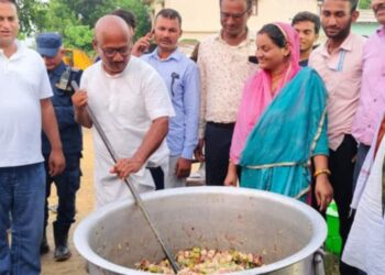 बाढि प्रभावित परिवारलाई बारा पचराैताका मेयर सिंहद्वारा खाद्यान्न सहित राहत सहयोग
