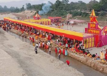 बिहान उदाउँदो सूर्यलाई अर्घ्य दिएर विधिवत छठ समापन गरिदै