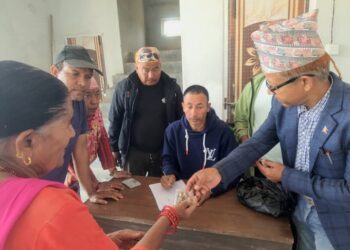 निजगढ-६ नं. वडा कार्यालयले कृषकलाई तरकारी बीउ वितरण