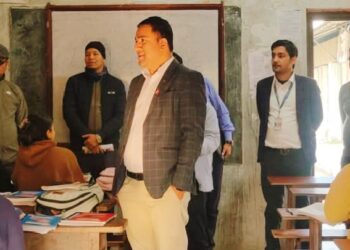 प्रशासकीय अधिकृत बर्तौलाद्वारा विद्यालय अनुगमन