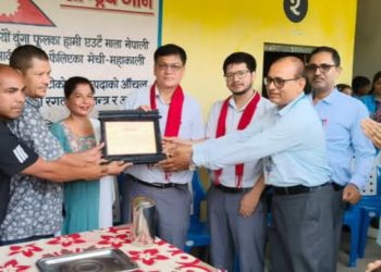 सुर्य नेपालद्वारा औराहा स्कुललाई स्मार्ट बोर्ड प्रदान