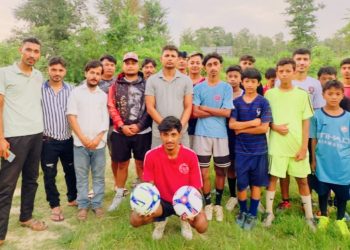 निजगढ-१ का वडा अध्यक्ष लोप्चनद्वारा फूटबल सामग्री वितरण, युवालाई खेलकुदतर्फ प्रेरणा