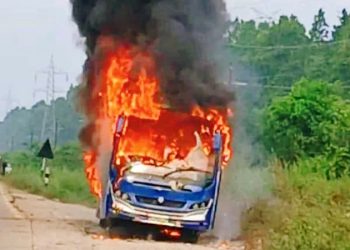 पुर्व पश्चिम राजमार्ग चपुर/निजगढ सडक खण्डमा चपुर नजिक गुडिरहेको बसमा आगलागी